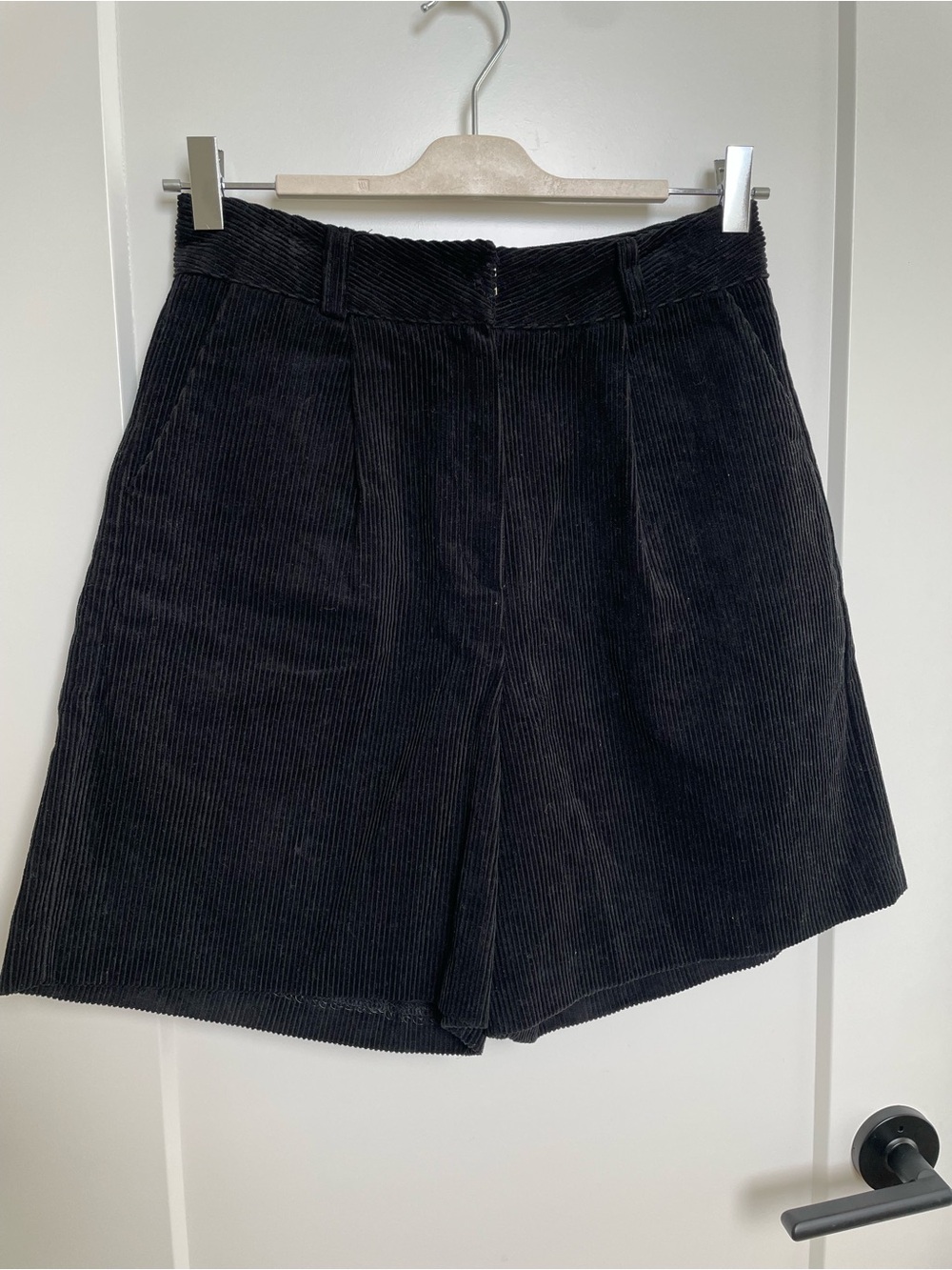 Hake Corduroy High-Waist Shorts in Black